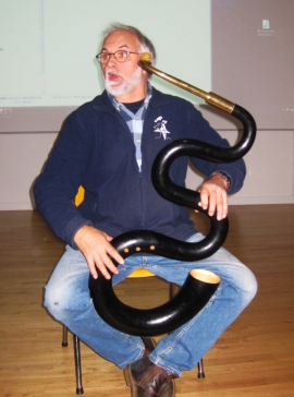 Raoul Le Chenadec présente le serpent, instrument pratiqué par Matilin an Dall avant de s